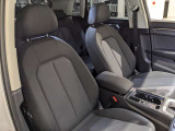 【運転席】運転席はドライバーをしっかり包み込むように設計されており、長時間のドライブも問題御座いません。また大きな傷や、汚れなどなく綺麗な状態で入庫しています。