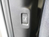◆パワースライドドアスイッチ◆ピラーに設置したスイッチを室内ハンドルと使い分け、スライドドアが開いているときも閉じているときも、2列目シートがどの位置でも無理なく開閉操作ができます。