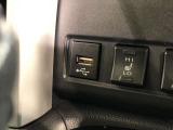 スマートフォン等が充電できるUSB端子が付いてます。