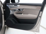 運転席ドアの全景です。キャビンを彩るすべてのものに、機能を形にした美しさが備わっています。