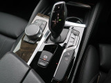 【シフトノブ】BMWの高性能オートマチックは、ATセレクトレバーを左側に倒すことで、通常の「D」から「S」(スポーツ)または「M」(マニュアル)へと切り替えが可能です。