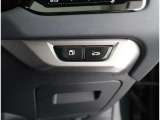 燃料給油時に使用するフューエルリッドオープナースイッチとパワーバックドア開閉スイッチ