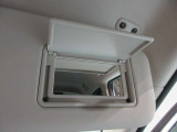 運転席側と助手席側にバニティミラーついていますちょっとした身だしなみが確認できます。