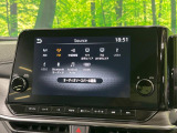 【メーカー純正9型ナビ】インテリアに溶け込むスタイリッシュな「専用設計」メーカーナビを装備♪視認性や操作性など基本性能にも優れ、より上質なカーライフをお楽しみいただけます。