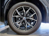 【BMWアロイホイル】軽量かつ強度に拘ったアロイホイル。走行性能ポテンシャルを引き出す設計。車の足元を引き締めてくれる大きなポイントはアロイホイルです。