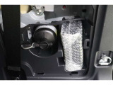 パンク修理キットを装備しています。最近は未使用のままで廃棄となるスペアタイヤが多いので、エコの観点からパンク修理キット付が増えています。軽量化によって燃費の向上にも一役かっているそうです。