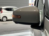 <ウィンカードアミラー>ライトの点滅で対向車、歩行者などに曲がることをお知らせ。安心安全につながります。