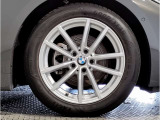 BMW純正アルミホイールです。納車時にはアルミホイールコーティングも承っております!是非ご検討下さいませ。