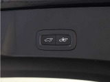 テールゲートには、スイッチ一つで開閉可能な電動開閉機能を装備。また、リアバンパーの下で足を動かすだけで開閉できる、ハンズフリー・オープニング/クロージング機構も搭載しています。