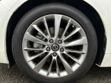 純正アルミホイールで、愛車をもっとカッコよく自動車メーカーが直接扱う純正アルミホイール。車種にマッチしたデザインで、愛車の個性を際立たせます。安全性や耐久性にも優れ、安心して使用できます。