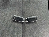 鍵を操作しなくても持っているだけでドアロック操作やエンジン始動などができるインテリジェントキー