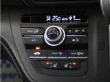 フルオートエアコン搭載。好みの温度に設定するだけで、風向や風量を自動でコントロール!いつでも快適な車内環境に。さらに、体を直接温めるシートヒーター付きで寒い季節も暖かく過ごせます。