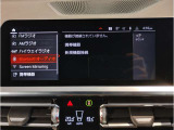 【ⅰドライブナビゲーション】文字情報も鮮明に表示する高解像度カラーディスプレイを採用。視認性に優れた地図デザインと特徴的な建造物を目印にした描写表示で現在位置を把握できます。地図データの更新も可能です