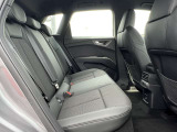 体を支えるためにシートを硬めにしております。長時間の運転でも疲れにくいように、サポート力重視で設計されております。