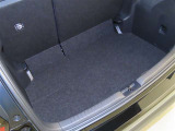 後席使用時でも、荷室空間を確保しております。