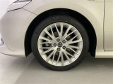 機敏さを引き立てる純正アルミ 235/45 R18 装着!