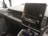 シンプルな運転席。運転は軽いハンドル回しで軽快なドライブを楽しめます
