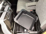 助手席シートの下には、収納BOXが有り!!