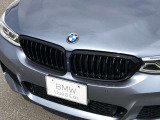 左右のキドニー・グリルの中心にはBMWのエンブレムが鎮座し、個性を放つデザイン性を兼ね備えました。