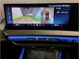 【ⅰドライブナビゲーション】文字情報も鮮明に表示する高解像度カラーディスプレイを採用。視認性に優れた地図デザインと特徴的な建造物を目印にした描写表示で現在位置を把握できます。地図データの更新も可能です