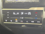 【オートエアコン】一度お好みの温度に設定すれば、車内の温度を検知し風量や温度を自動で調整。暑い&hellip;寒い&hellip;と何度もスイッチ操作をする必要はありません。快適な車内空間には必須の機能ですね♪