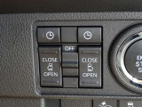 【ウェルカムオープン機能】降車時にインパネのスイッチで予約しておけば、乗車時にスマートキーを持ってクルマに近づくだけで、パワースライドドアが自動で解錠しオープンします!