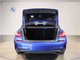 BMWではスペアタイヤが非搭載となるため、スペースは拡大されており、収納スペースとして利用可能。トランクの下にも収納スペースがあり、意外と役に立つスペースでございます。