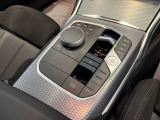 運転中にもオーディオの音量やFMの切り替えなどステアリングでの操作で切り替え可能なため、ステアリングから手を放す必要がない為、運転中でも操作が簡単でございます。