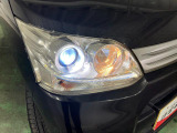 白く明るい光で夜間走行をサポートするLEDヘッドランプを搭載