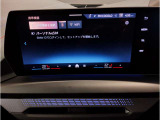 【ⅰドライブナビゲーション】文字情報も鮮明に表示する高解像度カラーディスプレイを採用。視認性に優れた地図デザインと特徴的な建造物を目印にした描写表示で現在位置を把握できます。地図データの更新も可能です