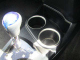 運転席・助手席の間にドリンクホルダーを備えており、飲み物を手軽に置けて便利です。