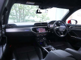 内装はシンプルに使い勝手を考え作られています。お車を運転する感覚をダイレクトに体感して頂けます。室内も広くロングドライブにも快適にお過ごしいただけます。