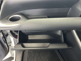 ちょっとしたところは収納ボックスにもなっています。車内はサイズも決まっているので、収納が少ないと思っているアナタ!ご安心ください。さまざまなところに収納が隠れているんです♪