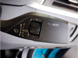 【ルームミラー一体型ETC車載器】ルームミラーの裏側に目立たない様に配置されたETCカード挿入口。スタイリッシュ且つ機能的なものとなっております。