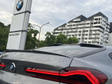 スタイリッシュに研ぎ澄まされたリアビュー。LEDライトがより引き締まったスタイルを実現。急ブレーキ時にはハザードランプ自動点灯し後続車への注意を促します。