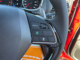 【クルーズコントロール】アクセル操作なしで一定速度を保つ機能。先行車との距離を自動調整する追従型が主流で、高速走行時の疲労を劇的に軽減します。長距離移動が多いお客様への商談では必須の快適装備です。