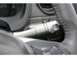 トンネルなどでのつけ忘れを防止し、安全性を高めるオートライト装備。