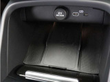 対応機種のスマートフォンを、トンネルコンソールの下のラバープレートに置いておくだけで充電可能。センターディスプレイの機能ビューを使用して、充電プレートのオンとオフを切り替えることができます。