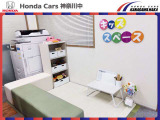 お席の近くにキッズスペースもあります。お子様連れでもご安心しておクルマ選びができます♪