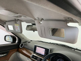 【サンバイザー】車内で身だしなみを整えるためのバニティミラーがセット。お化粧直しや髪型のチェックに活用できます。