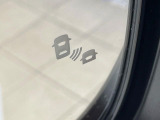 【後方車輛検知】走行中、ドアミラーの死角になりやすい箇所に後続車が接近するとサイドミラー付近に警告を表示、ドライバーに注意喚起をしてくれます。