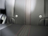 ◆ISOFIX◆シートベルトいらずでチャイルドシートと固定金具を連結するだけでガッチリ固定できます。