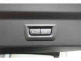 ドライバーに向かってレイアウトされた機能的なセンターコンソールやコントロール類がもたらす高い操作性。常に、運転に集中できるレイアウトです。
