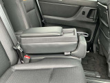 セカンドシート中央部は、3人掛けベンチシートにも、フロント/セカンドシートのテーブルにもなります。スライドすればウォークスルーも可能。セカンドシートを移動することも可能です。