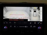 パノラミックビューモニターを装備。駐車場や交差点でクルマを真上から見るように周囲を確認できます。機能の詳細は販売店スタッフまでおたずねください。
