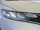 明るく白い光のLEDヘッドライトにより、夜間でも遠くまで見通しやすく、安全性が高まります。