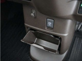 ◆センターロアボックス◆インパネ中央の下部には、ごみ箱としても使用する事ができるセンターロアボックスを装備しております。