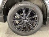 タイヤサイズは225/55R19となります。専用のブラックメタリック塗装のホイールがカッコいい!