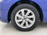 純正アルミホイールが車の雰囲気を引き立てますね!