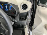 運転席側前部にドリンクホルダーあります♪運転中でも手が届きやすい位置にあって使い易いです♪